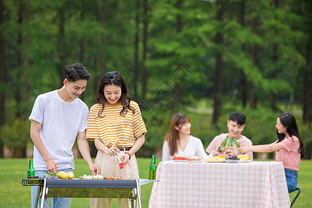 青年朋友聚会野餐烧烤图片