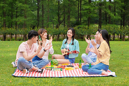 青年朋友野餐娱乐夏日高清图片素材