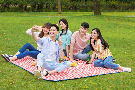 青年大学生野餐自拍图片