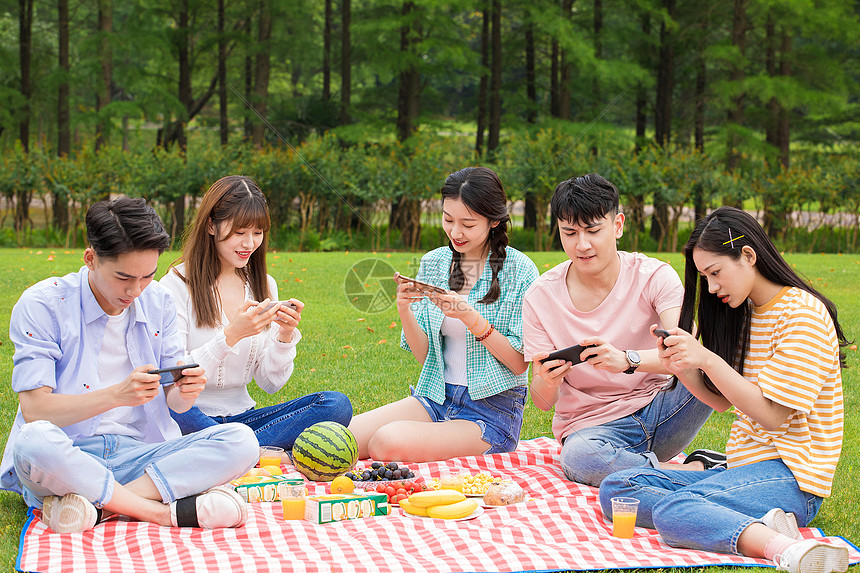 大学生野餐玩手机游戏