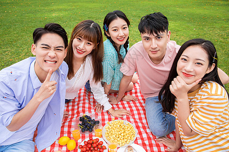 青年朋友聚会野餐图片