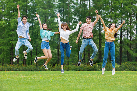 跳跃的大学生青年大学生户外娱乐背景