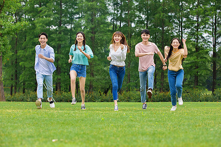 青年大学生草地奔跑图片
