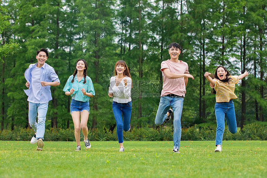 青年大学生草地奔跑