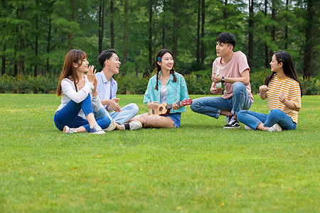 青年朋友户外聚会高清图片