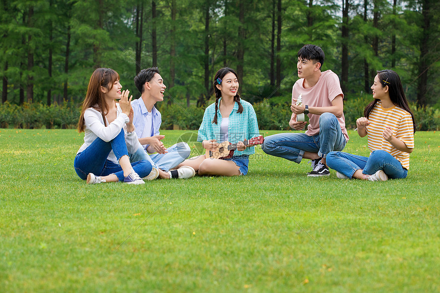 青年朋友户外聚会图片