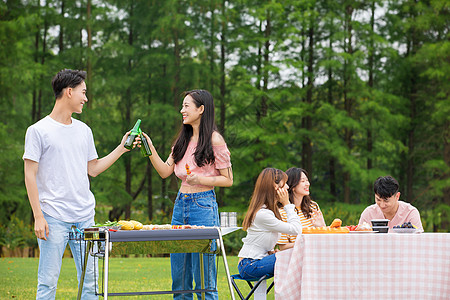 青年朋友聚会野餐烧烤高清图片