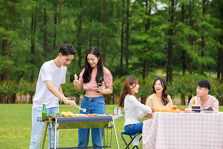 青年朋友聚会野餐烧烤图片