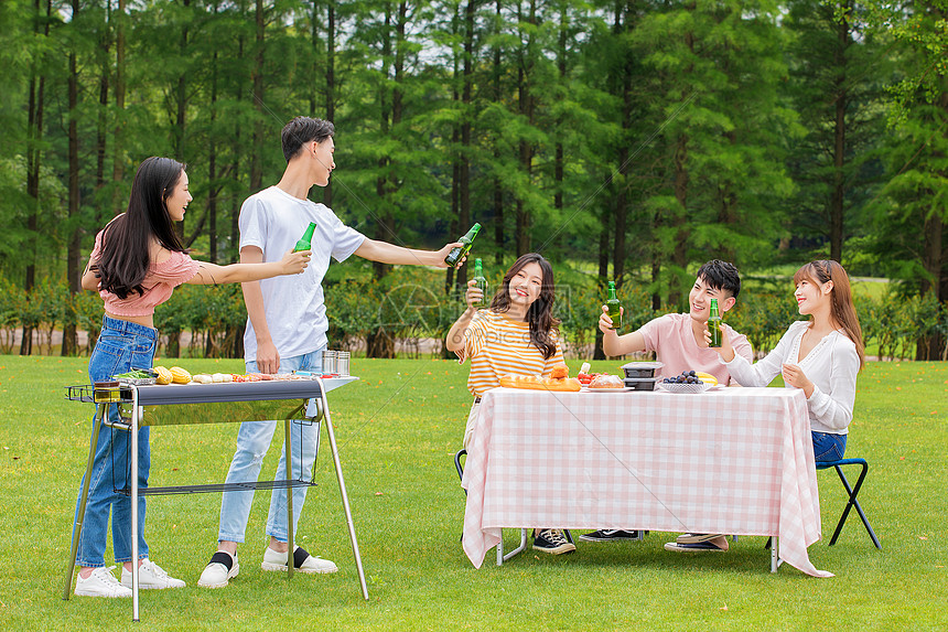 青年朋友聚会野餐烧烤图片