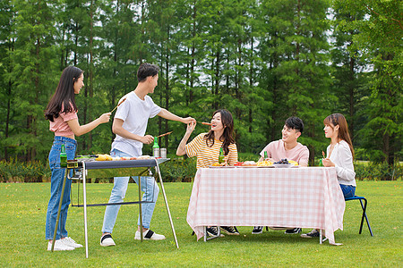 青年朋友聚会野餐烧烤高清图片