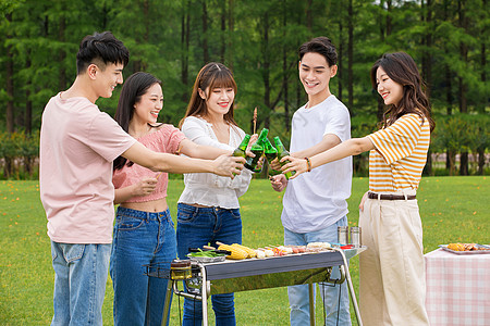 青年朋友聚会野餐烧烤图片