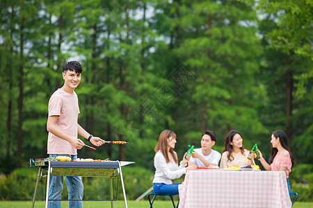 户外野餐青年朋友野餐烧烤背景