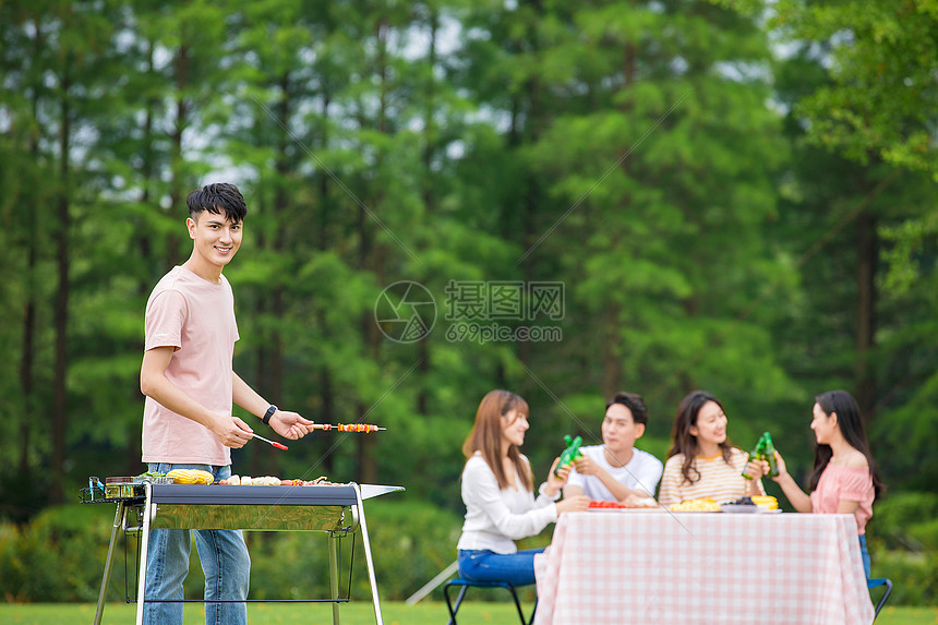 青年朋友野餐烧烤图片