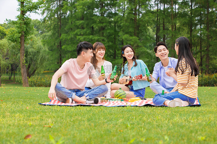 青年大学生户外野餐