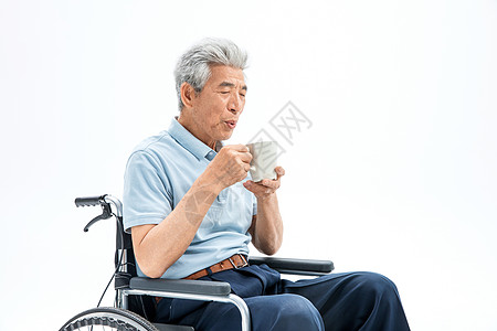 老年人坐轮椅喝热水图片
