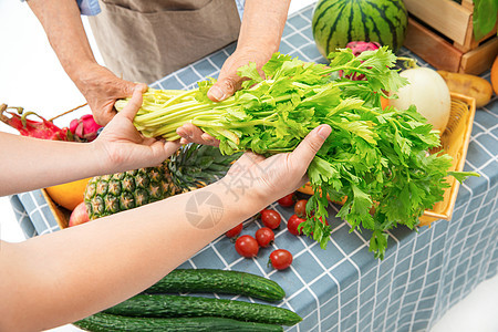 拿着水果蔬菜的双手绿色高清图片素材