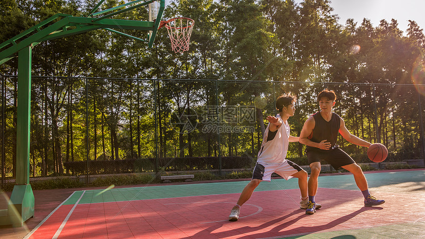 男青年打篮球图片
