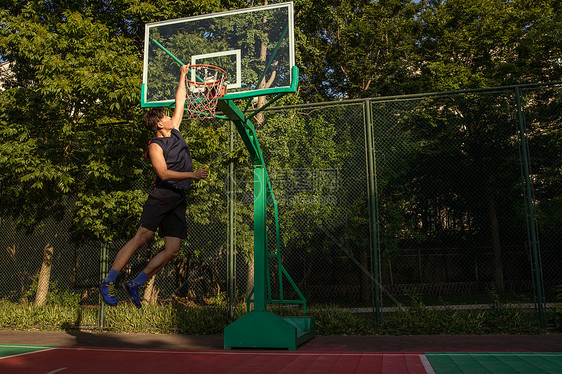 男青年篮球跳跃图片
