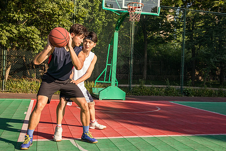 累计四黄末轮停赛！姜至鹏背后伸腿踢中高天意裆部，被黄牌警告