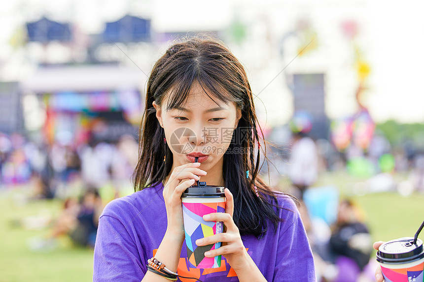 潮流美女参加音乐节图片