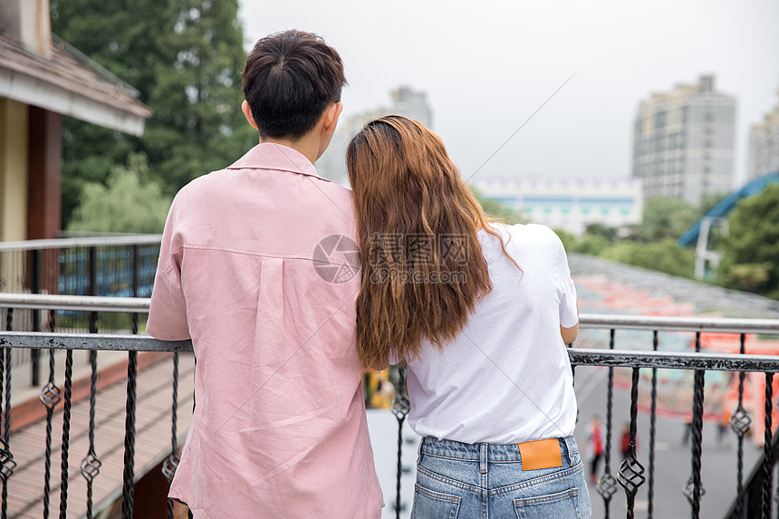 情侣游乐园背影