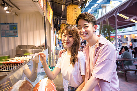 曼谷夜市情侣逛小吃街背景