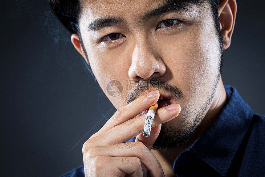 照片 人物情感 抽烟 男士抽烟特写.
