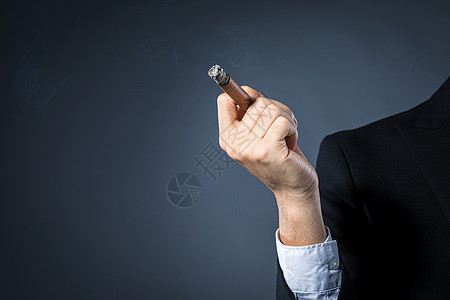 男性抽雪茄背景