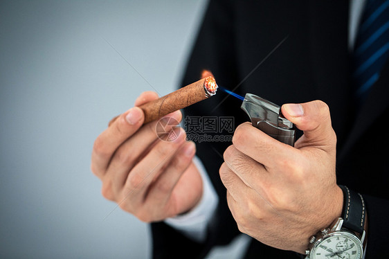 男性抽雪茄图片