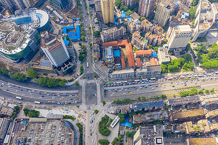 航拍车水马龙的都市十字路口背景图片