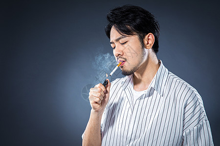 男士抽烟抽烟酗酒高清图片