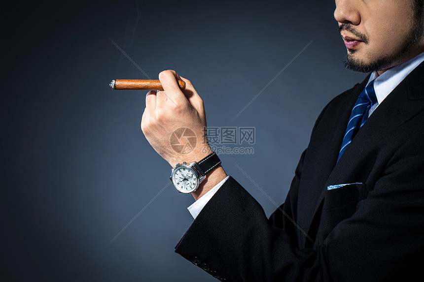 男士抽雪茄图片