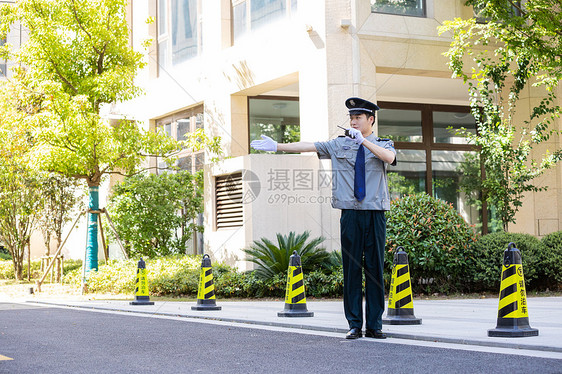 保安指挥交通图片