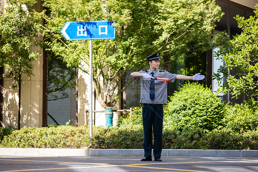 保安指挥交通图片