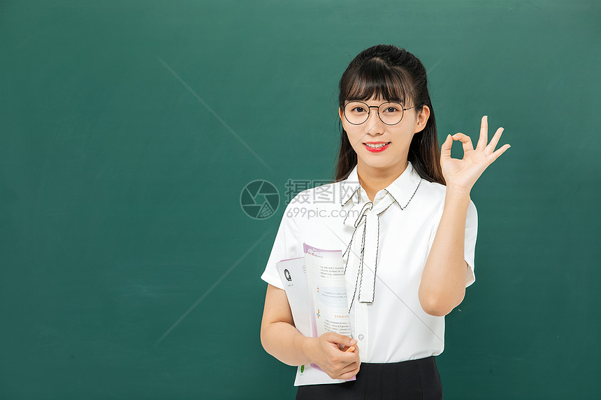 年轻女性教师形象