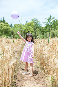小女孩在稻田放气球高清图片