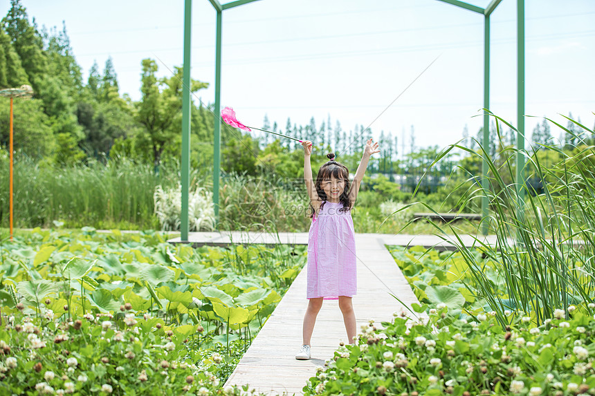 小女孩农场抓昆虫图片