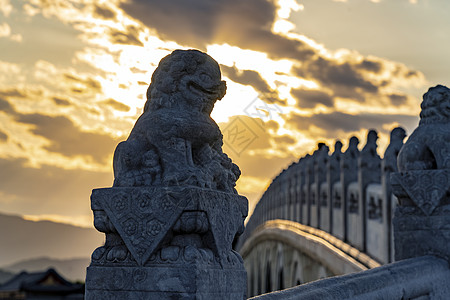 颐和园十七孔桥的石狮背景图片