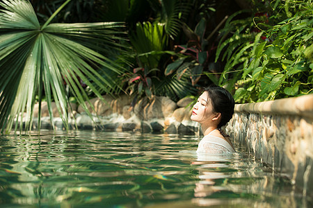 美女泡温泉温泉池高清图片素材