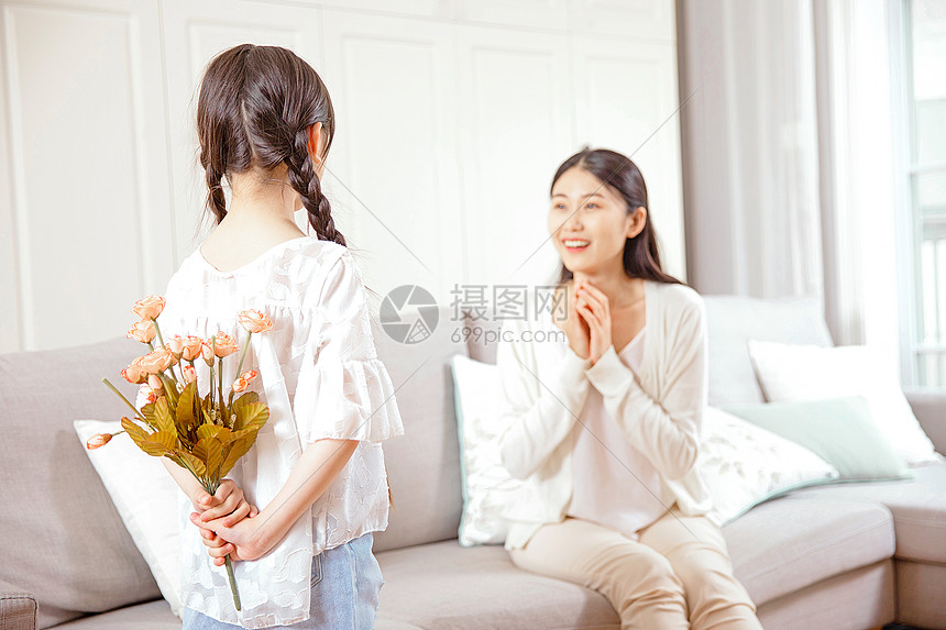 女儿给妈妈送花图片