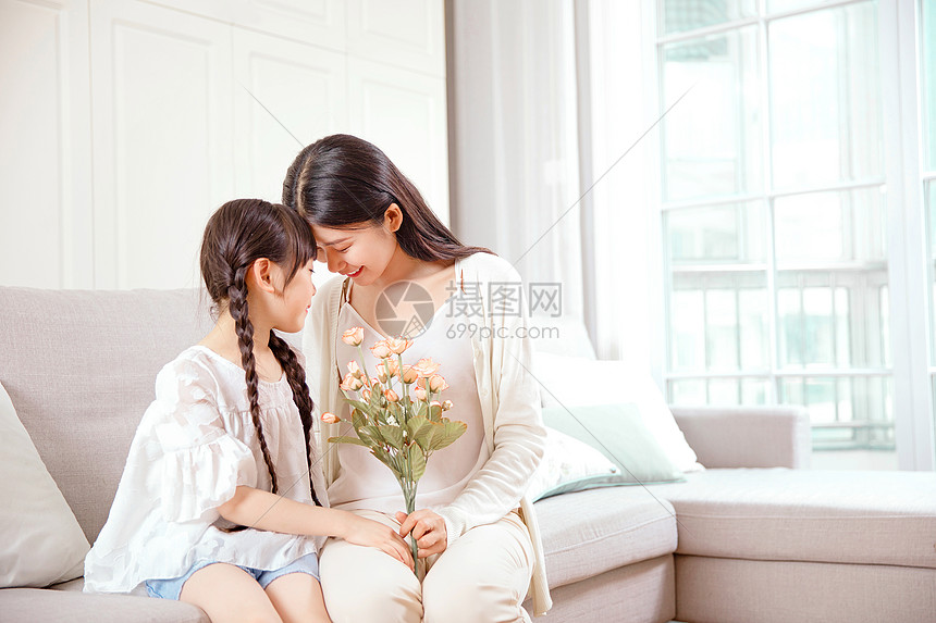 女儿给妈妈送花图片