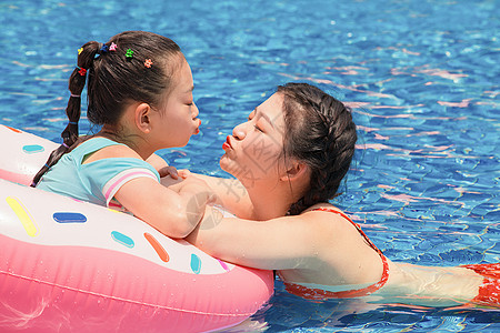 水上乐园母女戏水高清图片