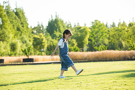 阳光女孩小女孩草地玩耍背景