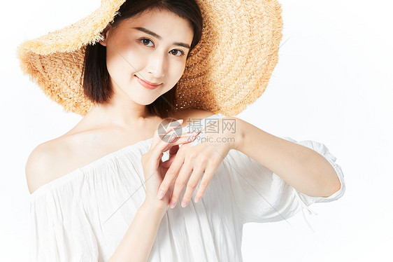 年轻美女涂防晒图片