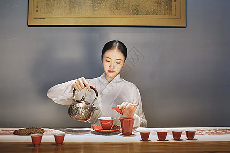 茶艺女女茶艺师倒茶背景