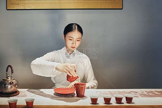 女性泡茶师倒茶图片