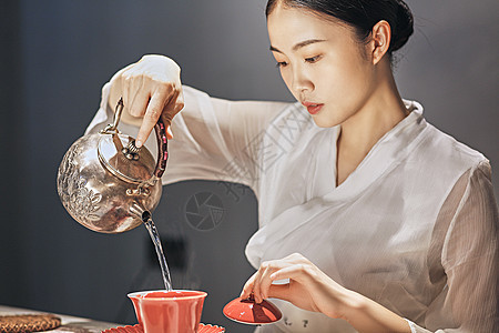 茶艺师倒水烫杯茶文化高清图片素材