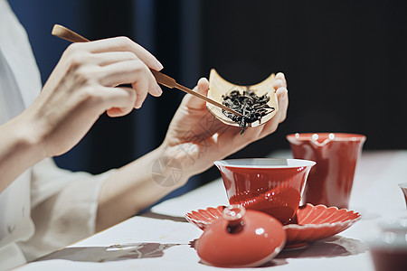 女茶艺师倒茶叶背景图片