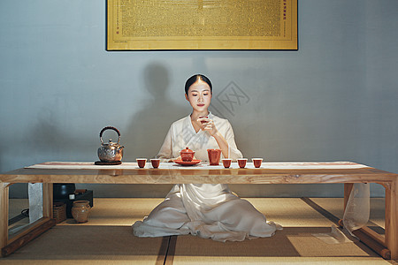 女性泡茶师喝茶图片