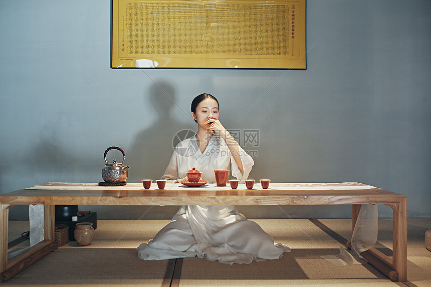 室内女性泡茶师品茶图片